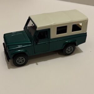 Siku model 2562 Land Rover Defender 1/32 scale.